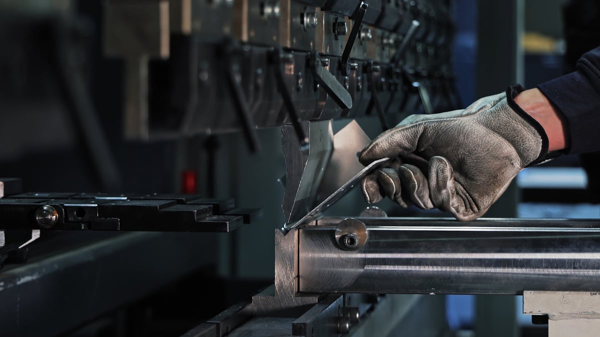 Plegado de chapa metálica en máquina CNC industrial